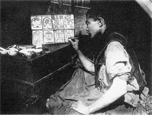 Бурятский мастер расписывает "цакли" --- миниатюрные живописные изображения божеств. Фото Б.Б. Барадина
